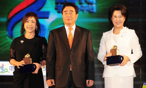 김경희 건국대 이사장(왼쪽)이 ROTC창설50주년 기념식에서 이동형 ROTC중앙회 회장(가운데) 한영실 숙명여대 총장(오른쪽)과 명예회원 위촉 기념촬영을 하고 있다.