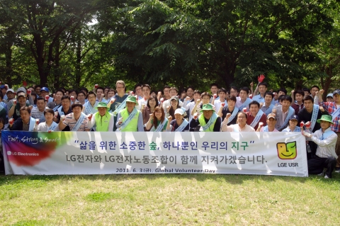 글로벌 환경자원봉사의 날 1 - 서울에서는 LG전자 배상호 노조위원장(맨 앞줄 왼쪽에서 8번째)과 CRO 김영기 부사장(맨 앞줄 왼쪽에서 5번째) 등 노경대표가 참여한 가운데 성동