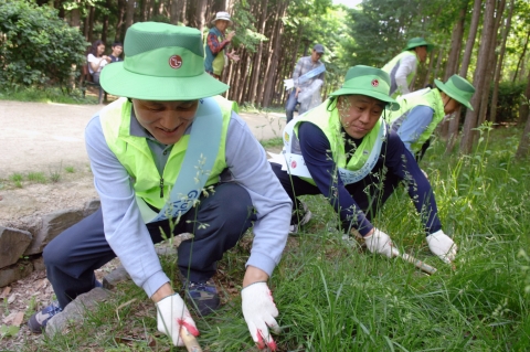 글로벌 환경자원봉사의 날 2 - 김영기 부사장(왼쪽)과 배상호 노조위원장(오른쪽)이 서울시 성동구 서울숲에서 숲 가꾸기 행사에 참여하고 있다.