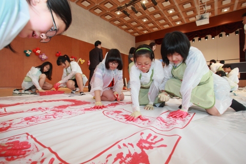 5일 지역아동센터 아동들이 순국선열에게 감사의 마음을 전하기 위해 대형 태극기 현수막에 핸드프린팅으로 감사의 메세지를 작성하고 있다.