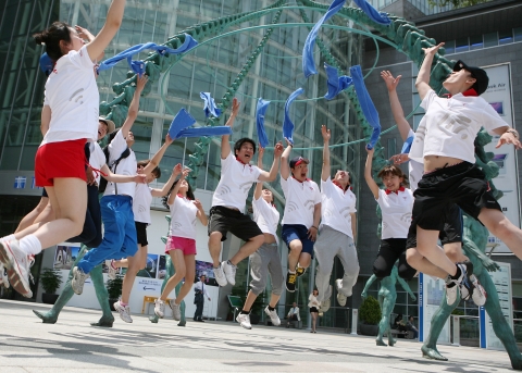 KT 블루보드 회원들이 영등포 타임스퀘어 앞에서 미아 찾기 활동에 대한 시민들의 관심을 모으기 위해 플래시몹(Flash mob)을 선보이고 있다.