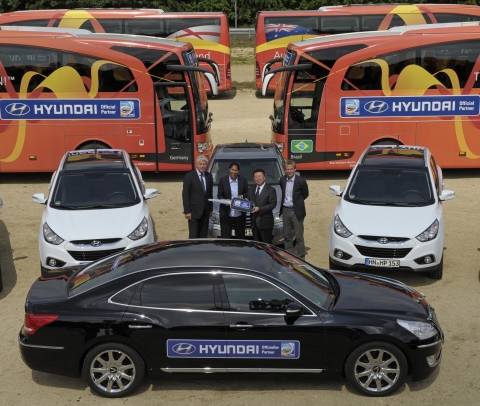 현대차와 ‘2011 FIFA 독일 여자 월드컵’ 대회 조직위원회 관계자들이 대회 공식 차량 전달식 후 기념사진을 촬영하고 있는 모습. 사진 왼쪽부터 베르너 프라이(Werner Frey) 독일현대 대리점 사장, 슈테피 존스(Steffi Jones) 대회 조직위원장, 한창균 현대차 유럽법인장, 위르겐 클린스만(Jürgen Klinsmann) 독일현대 홍보대사
