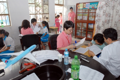 대한항공은 지난 6월 6일 올해 초 PC 기증으로 인연을 맺은 중국 베이징 외곽통저우시에 위치한 치차이 학교에서 의료 봉사 지원활동을 실시했다. 치차이 학교 학생들이 대한항공 직원들의 도움을 받아 문진표를 작성하며 의료진과 상담하고 있다.