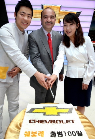 한국지엠이 지난 3월, 국내시장에 새롭게 선보인 쉐보레 브랜드가 출범 100일을 맞았다. 한국지엠 판매•A/S•마케팅 안쿠시 오로라(Ankush Arora) 부사장은 8일, KTX용산역 쉐보레 라운지에서 브랜드 출범 기념 온라인 이벤트 당첨 고객 여섯명에게 쉐보레 차량 여섯대를 전달했다.
