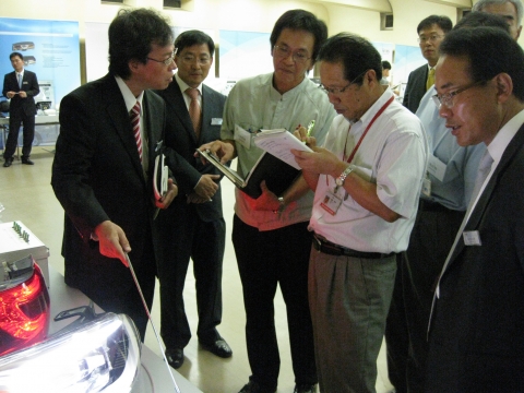 지난해 8월 일본 오카자키에서 열린 ‘Mobis Tech Fair’에서 현대모비스 동경지사 아오야마 차장(맨 왼쪽)이 미쯔비시 아까시 구매 副부문장(왼쪽에서 네 번째)에게 LED헤드램프와 리어램프에 대해 설명하고 있다.