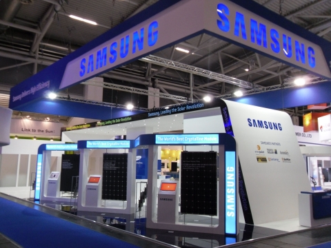 삼성이 오는 8일부터 10일까지 독일 뮌헨에서 열리는 세계 최대 태양광 전시회인 '인터솔라 유럽 2011'에 참가해 업계 최고 수준의 태양전지 기술을 선보인다. 사진은 전시회에 참가한 삼성전자 부스의 전경.