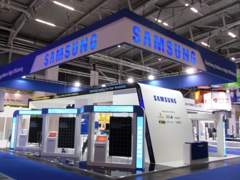 삼성이 오는 8일부터 10일까지 독일 뮌헨에서 열리는 세계 최대 태양광 전시회인 '인터솔라 유럽 2011'에 참가해 업계 최고 수준의 태양전지 기술을 선보인다. 사진은 전시회에 참가한 삼성전자 부스의 전경.