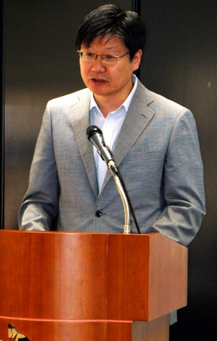 세미나에 앞서 환영사 중인 SK컴즈 송재길 CFO