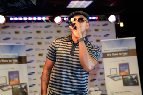 갤럭시탭 10.1 출시를 기념해 미국 뉴욕의 베스트바이 매장에서 팝스타 니요(Ne-Yo)의 축하공연이 열렸다.