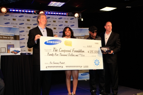 삼성전자는 어린이들을 위한 니요(Ne-Yo)의 자선재단 'Compound Foundation'에 25,000달러를 기부했다. 왼쪽부터 베스트바이 사장 Mike V