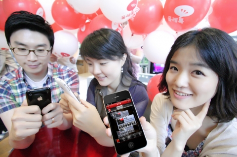 KT는 하나의 앱으로 통화, 문자, 채팅, SNS 등 토털 커뮤니케이션이 가능한 스마트폰 전용 통합 커뮤니케이터 ‘올레톡’ 서비스를 출시했다.