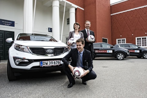 기아차와 ‘유럽 청소년 축구대회’ 조직위원회 관계자들이 대회 공식차량 전달식 후 기념사진을 촬영하고 있는 모습.
사진 왼쪽부터 레네 이베르센(Lene Iversen) 기아차 덴마