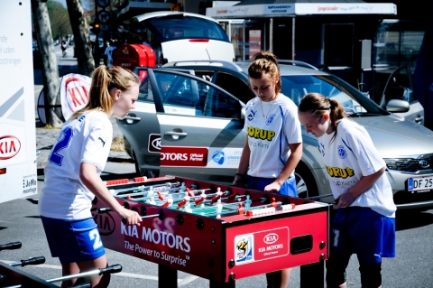 기아차가 후원하는 ‘길거리 축구대회(Street Soccer)’에 참가한 덴마크 소녀들이 경기장 옆 이벤트 공간에서 테이블 축구게임을 즐기고 있는 모습.