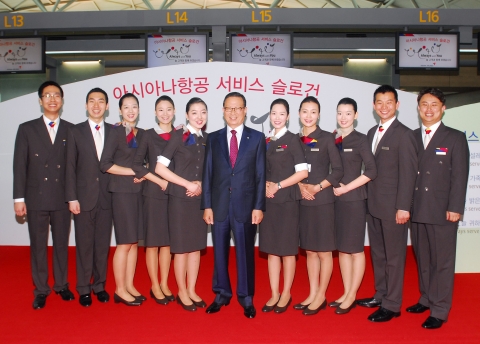 9일 인천국제공항 3층 아시아나 카운터 앞에서 열린 <아시아나항공 서비스 슬로건 선포식>에서 아시아나항공 윤영두 사장(사진 중앙)이 新 유니폼을 착용한 아시아나항공 공항서비스직원들과 기념촬영을 하고 있다.