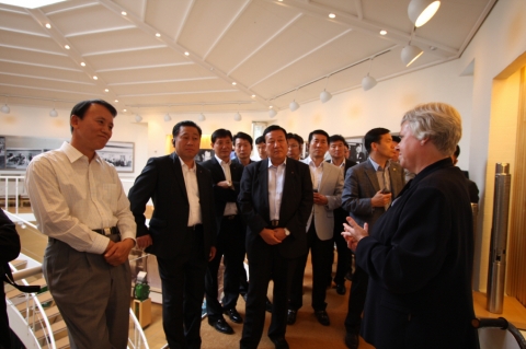 LG전자 노경 대표단이 영국 매장을 방문해 시장트렌드에 대해 논의했다. 배상호 노조위원장(좌측)이 영국법인장 임형석 부사장에게 시네마 3D TV 제품과 영국시장 특성에 대해 설명듣