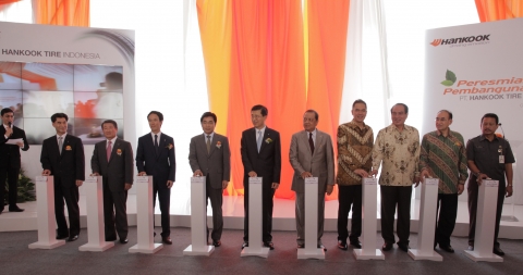 9일 인도네시아 리포 치카랑에서 열린 한국타이어 신공장 기공식에서 한국타이어 서승화 부회장과 주요 인사들이 기공 발파 버튼을 누르고 있다.  (왼쪽부터) 한국타이어 조현범 부사장(세 번째), 김영선 주 인도네시아 대사(네 번째), 한국타이어 서승화 부회장(다섯 번째), 모하메드 술래만 히다얏 인도네시아 산업부 장관(여섯 번째), 기따 위르자완 인도네시아 투자청장(일곱 번째)