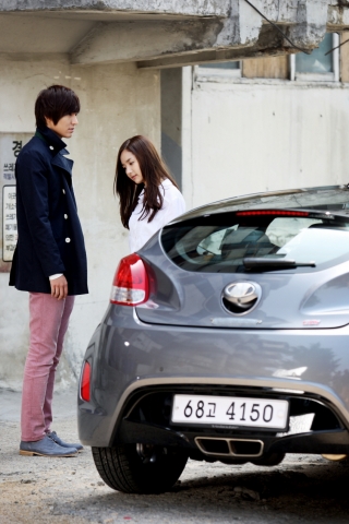 드라마 ‘시티헌터’의 주인공 이민호와 박민영이 벨로스터를 배경으로 연기하고 있는 모습