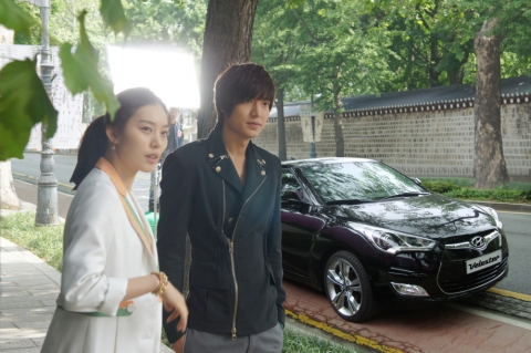 드라마 ‘시티헌터’의 주인공 이민호와 주요배우 황선희가 벨로스터를 배경으로 촬영 준비를 하고 있는 모습