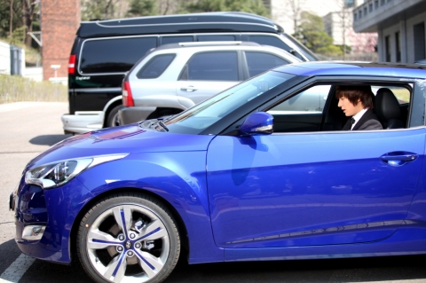 드라마 ‘시티헌터’의 주인공 이민호가 블루오션 칼라의 벨로스터와 함께 촬영하고 있는 모습