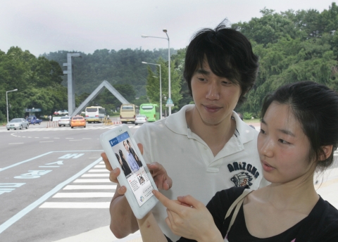 LG유플러스(부회장 이상철 / www.lguplus.com)가 서울대학교에 100Mbps 속도의 Wi-Fi서비스 제공을 위한 U+ zone구축을 완료했다. 사진은 서울대학교 학생들