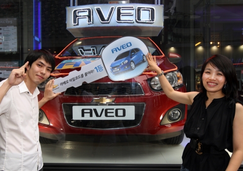 한국지엠은 10일, 명동 눈스퀘어에서 쉐보레 아베오 출시 기념 이벤트 ‘펀 라이더(Fun Rider)의 비밀코드를 풀고 아베오의 주인공이 되어라’의 1등 당첨 고객에게 아베오를 경