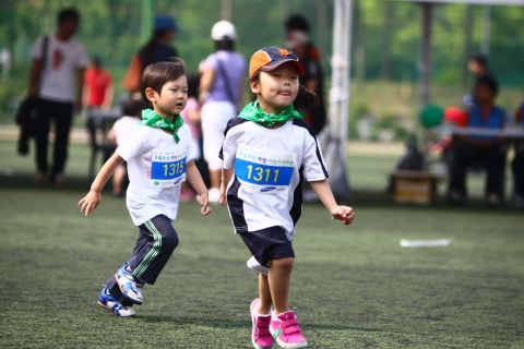 지난 11일(토) 경기도 화성시 동탄 센트럴파크에서 열린 '초록우산 희망 어린이 마라톤' 행사에서 어린이들이 즐거운 표정으로 마라톤에 참가하고 있다.