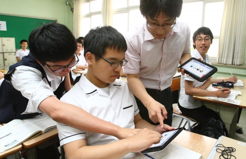 9일 대구고등학교에서 열린 교과 교실제 공개보고회에서 교사와 학생들이 삼성전자 갤럭시탭을 이용해 수업을 진행했다.