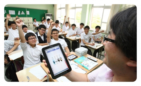 9일 대구고등학교에서 열린 교과 교실제 공개보고회에서 교사와 학생들이 삼성전자 갤럭시탭을 이용해 수업을 진행했다.