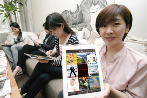 KT 고객들이 패션, 여행, 라이프 스타일, 자동차 등 분야별 명품 잡지 9종을 무료로 담은 아이패드 전용 애플리케이션 ‘올레 매거진’을 보고 있다.