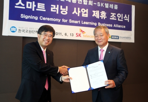 SK텔레콤 배준동 Network CIC사장(왼쪽)과 한국교원단체총연합회 안양옥 회장이  13일 을지로 SK텔레콤 본사에서 스마트 러닝 활성화를 위한 양해각서를 체결하고 악수를 하고 있다. 양측은 스마트러닝 확산을 위해 ▲교육 콘텐츠의 제작 및 제공 ▲스마트 기기를 활용한 수업 방식 개발 ▲교육 효율성 향상을 위한 IT통신기술 적용 등에 대해 상호 협력하기로 했다.