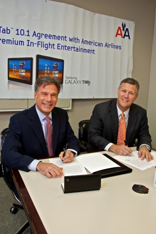 삼성전자와 아메리칸 에어라인이 13일(현지시간) 미국 텍사스에 위치한 아메리칸 에어라인 본사에서 갤럭시탭 10.1 공급에 관한 협약(LOI)을 체결했다. 사진 왼쪽은 아메리칸 에어