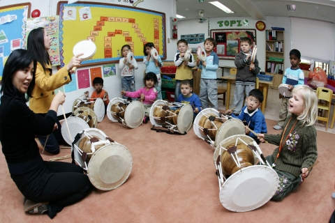 한국 전통 악기를 배우는 현대외국인학교 학생들