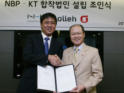 KT와 NHN은 지역광고사업을 담당하는 합작사 설립에 합의하고 14일 서초동에 위치한 올레캠퍼스에서 KT 김일영 코퍼레이터센터장(오른쪽)과 NBP 최휘영 대표이사(왼쪽)가 합작사 설립에 관한 계약서에 서명 후 악수하고 있다.