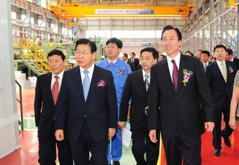 포스코의 해외 최초 후판가공센터인 POSCO-CDPPC 준공식에서 정준양 포스코 회장(앞줄 왼쪽)과 샤더런(夏德仁) 다롄(大連)시 서기(앞줄 오른쪽)가 공장을 둘러보고 있는 모습