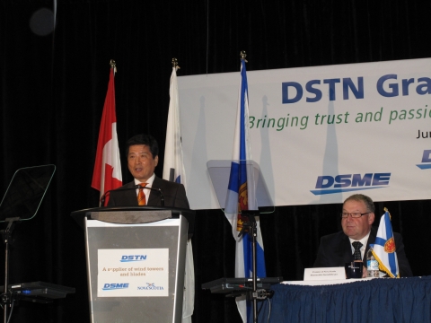 지난 14일 (현지시간) 캐나다 트렌튼에서 열린 대우조선해양 풍력발 전설비 생산공장 준공식에 대우조선해양 남상대 대표이사 (왼쪽), 대럴 덱스터  주지사 (오른쪽) 등이 참석한 가