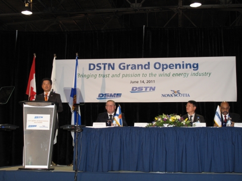 지난 14일 (현지시간) 캐나다 트렌튼에서 열린 대우조선해양 풍력발 전설비 생산공장 준공식에 대우조선해양 남상대 대표이사 (맨 왼쪽), 대럴 덱스터 주 지사 (왼쪽에서 두번째), 