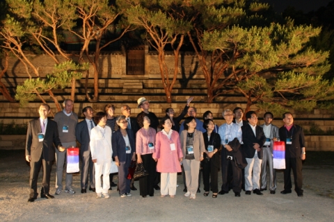 창덕궁 달빛기행 참가자 달빛을 바라보며 기념사진 촬영 (앞줄 왼쪽 4번째 이배용 국가브랜드 위원장, 뒷줄 왼쪽에서 4번째 캐슬린 스티븐스 (Kathleen Stephens) 주한 