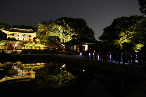 창덕궁 부용지에 비친 주합루의 아름다움을 감상하는 달빛기행 참가자들