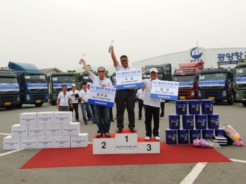 왼쪽부터 3위 김응춘씨, 1위 차종창씨, 2위 한호균씨가 시상대에서 포즈를 취하고 있다.