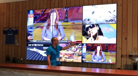 미국 올란도에서 15일부터 개최되는 디스플레이 전문 전시회 '인포콤2011'에서 삼성전자 직원이 55인치 LFD 9대로 만들어진 비디오월을 설명하고 있다.