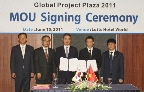 왼쪽부터 신한금융투자 김정익 IB본부장, 우기훈 코트라 전략사업본부장, 신한금융투자 이휴원 사장, 부이 웅억 탕(Bui Ngoc Thang) 페트로베트남증권 회장, Nguyen X