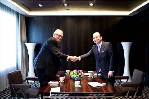 한화그룹 김승연 회장이 15일 오후에 에드윈 퓰너 미국 헤리티지 재단 총재를 만나 악수를 나누고 있다.