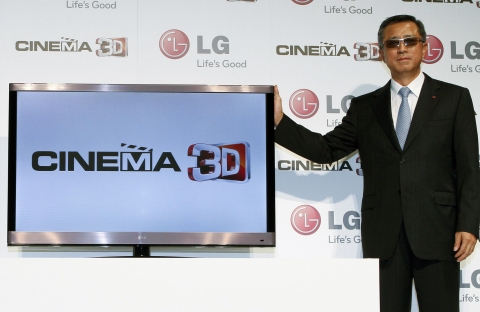 LG전자가 15일 도쿄 미나토구 롯폰기 소재 도쿄 미드타운에서 개최한 시네마 3D 일본 출시 행사에서 이규홍 LG전자 일본법인장(부사장)이 신제품을 소개하고 있다.
