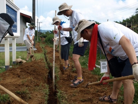 K-water 해외봉사단원들이 라오스의 오지마을에서 마을상수도를 만들어 주고 있다(2010년)