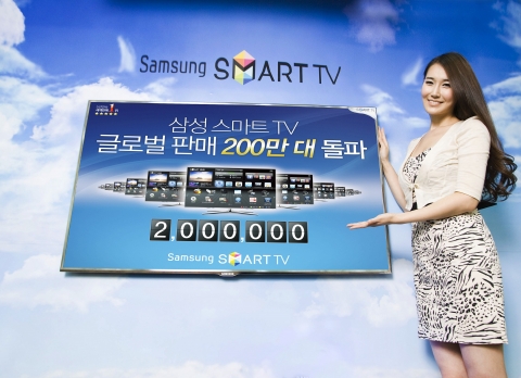 삼성디지털프라자 강남 본점에서 삼성전자 모델이 글로벌 출시 3개월만에 누적 판매 2백만대를 돌파한 삼성 스마트TV를 선보이고 있다.