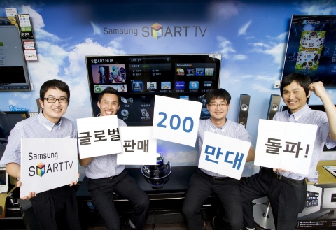 삼성디지털프라자 강남 본점에서 판매 직원들이 글로벌 출시 3개월만에 누적 판매 2백만대를 돌파한 삼성 스마트TV와 함께 기념 촬영을 하고 있다.