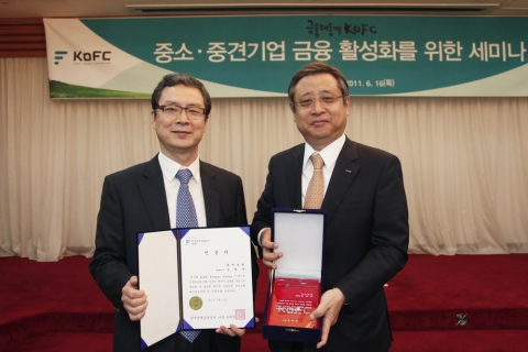 왼쪽부터 아모텍 김병규 사장, 한국정책금융공사 유재한 사장