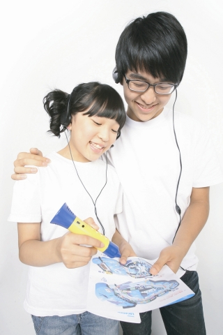 오디오 가이드를 체험하는 모습