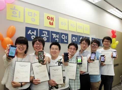 SK텔레콤이 서울시와 함께 개설한 '희망 앱 아카데미' 1기 수료생들이 16일 서울대 연구동에 위치한 T아카데미에서 열린 수료식에서 기념 포즈를 취하고 있다.