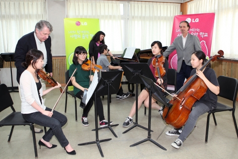 링컨센터 체임버 뮤직 소사이어티의 연주자들이 LG 사랑의 음악학교 학생들에게 실내악을 지도하고 있는 모습.
